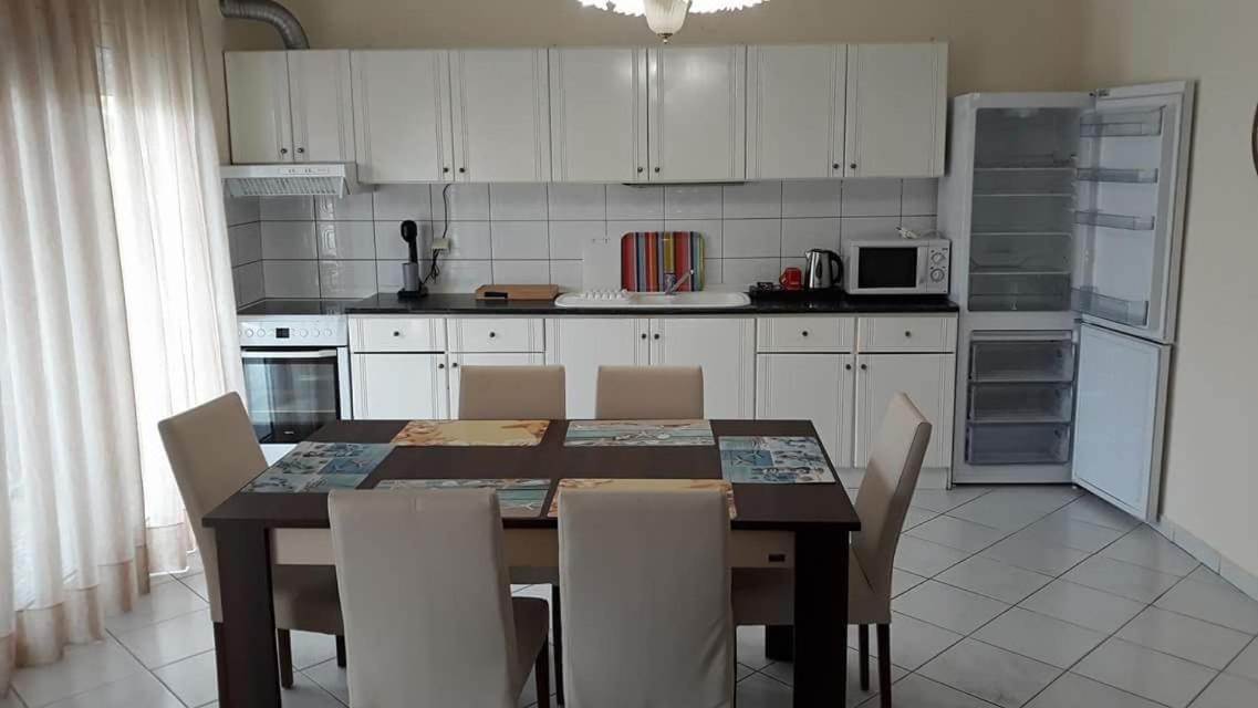 Stathoris Deluxe Apartment เนอาเปรามอส ภายนอก รูปภาพ